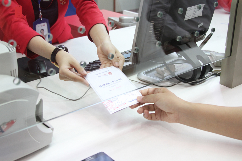 Lãi Suất Thấp Nhưng Tiền Gửi Vẫn Đổ Về Ngân Hàng, Vì Sao?