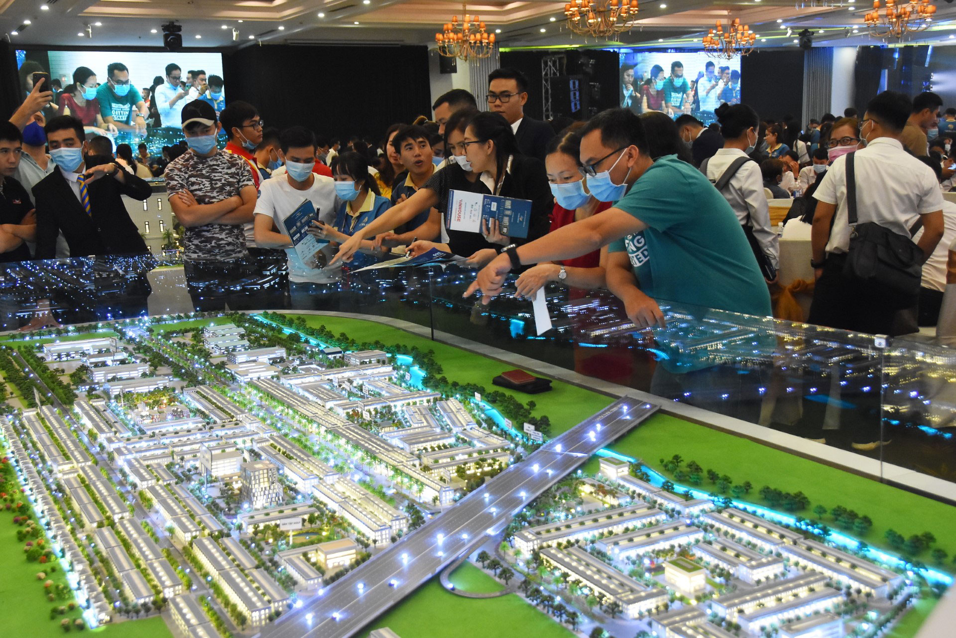 Mua nhà đất dự án chưa có sổ đỏ: Nguy cơ mất tiền và tranh chấp