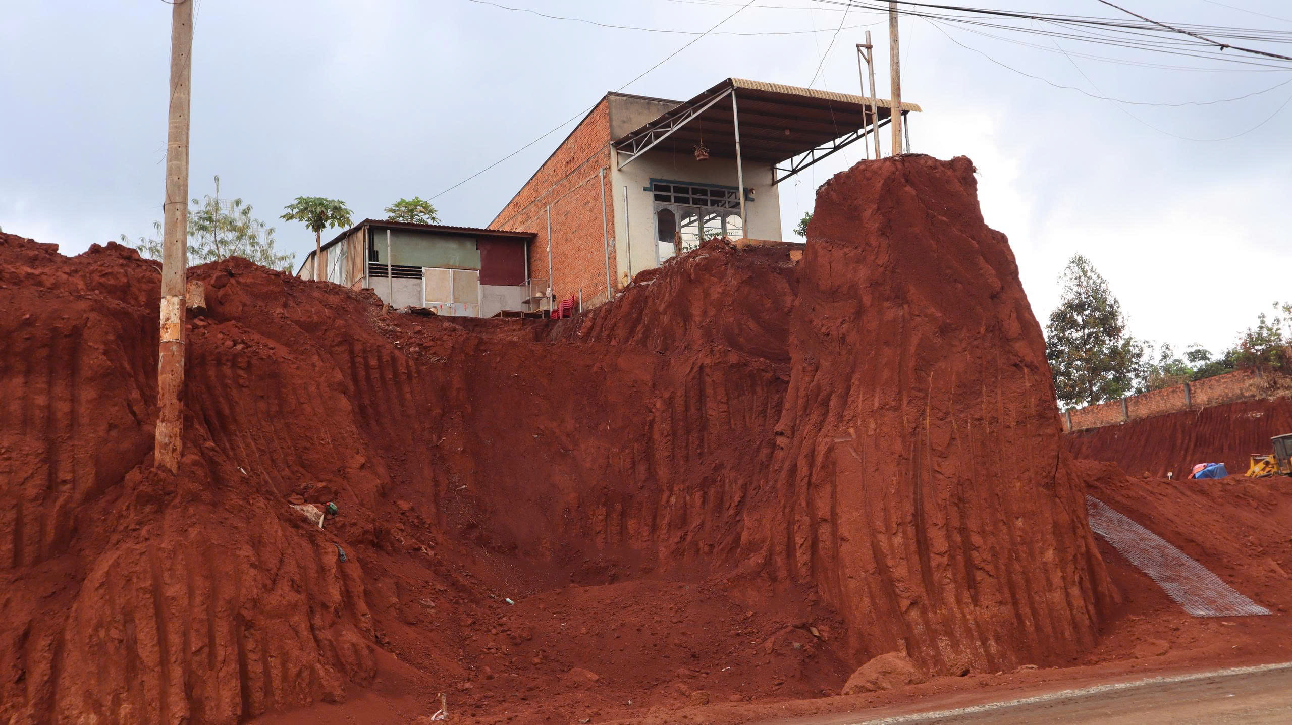 Nhà dân cheo leo bên mép vực khi làm đường: Công an vào cuộc