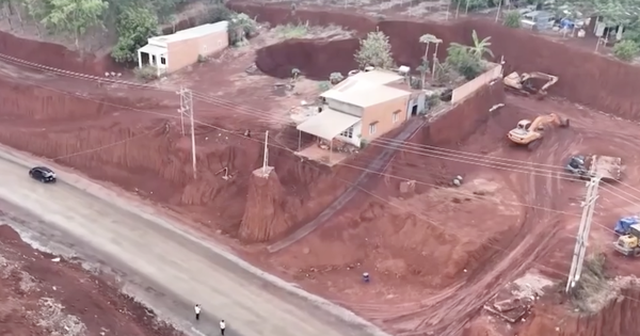 Nhà dân cheo leo bên mép vực khi làm đường: Công an vào cuộc