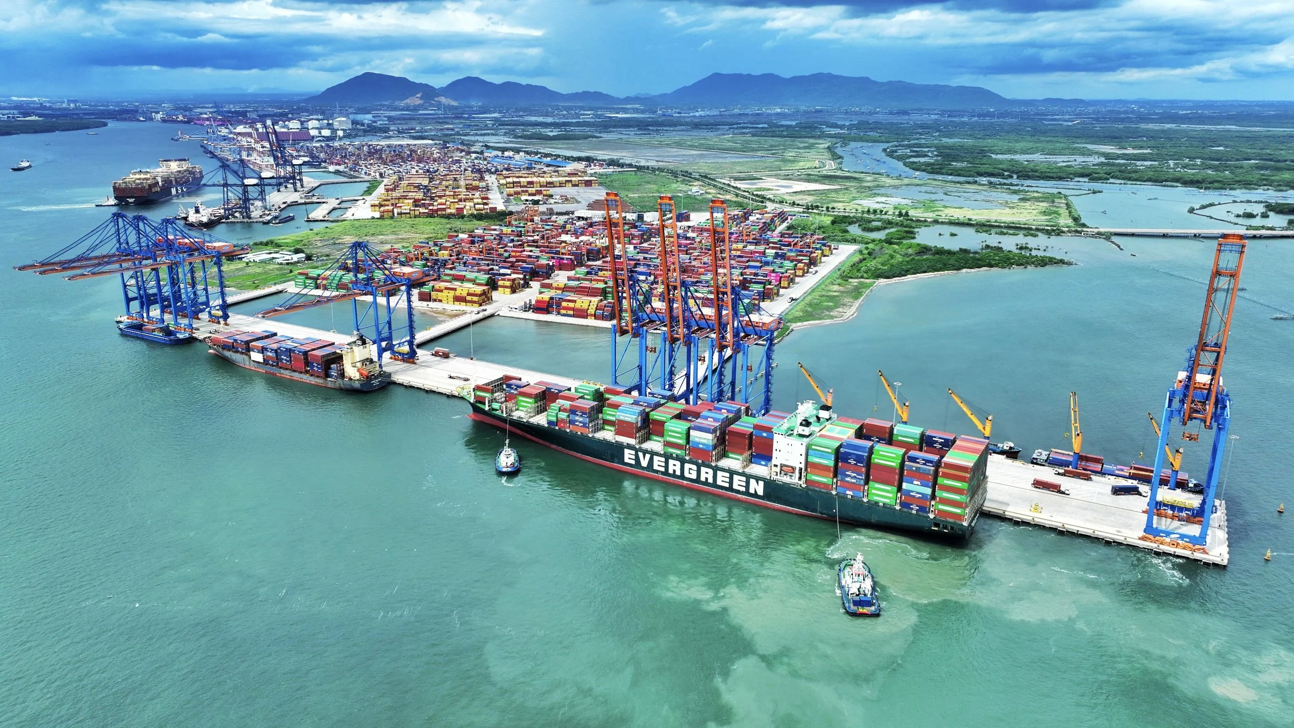 Việt Nam Chuẩn Bị Xây Siêu Cảng Biển Mở Sóng Logistics